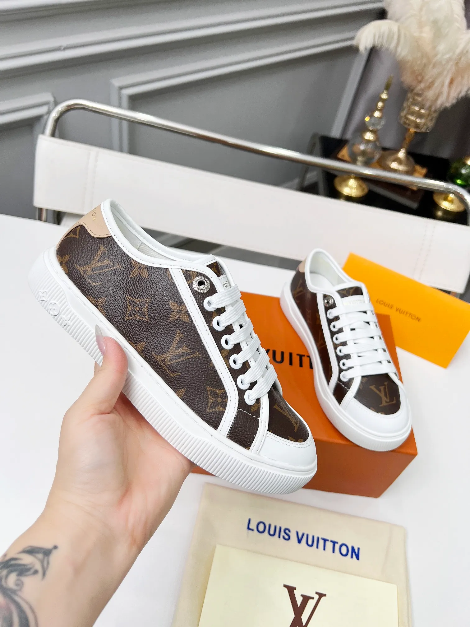👟👟Ex-factory price 440👟👟 New arrival🆕 The hottest early spring model is coming. LV Lagoon sneakers are made of Monogram denim, injecting a retro flavor into the classic design. Leather trimmings pop out with the Louis Vuitton logo, while stenciled eyelets, trim and laces add to the refined details, and a rubber outsole embellished with Monogram flowers completes the look. Code number: 35~41, multiple colors available! Oil edges + TPU outsole + drawer box packaging